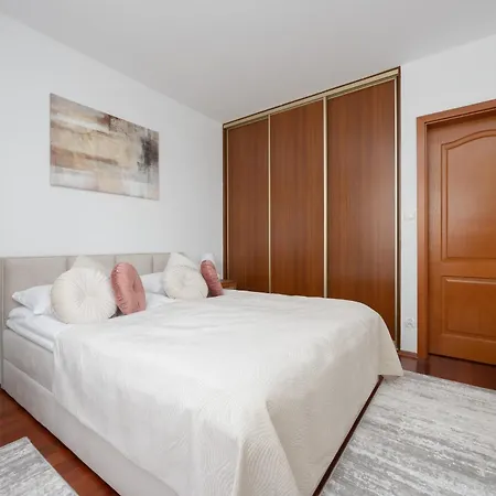 Apartment Elegant With Parking Close To Metro Station By Renters *