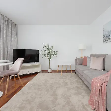 Apartment Elegant With Parking Close To Metro Station By Renters