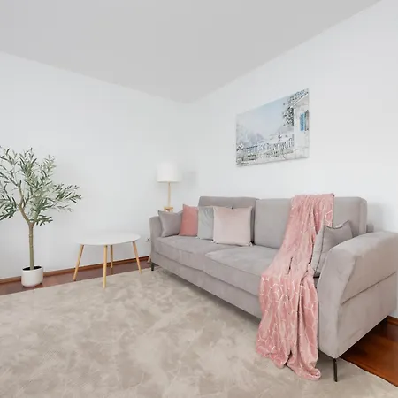 Apartment Elegant With Parking Close To Metro Station By Renters *